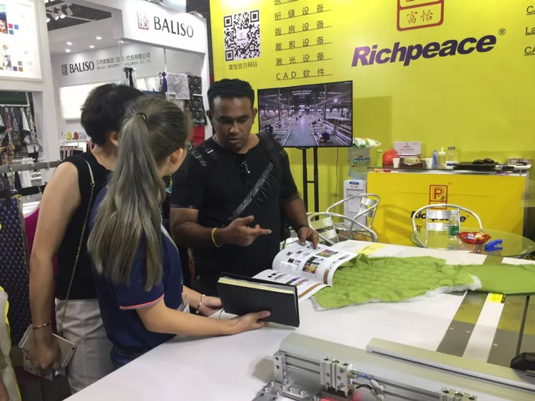 富怡集團(tuán)工作人員細(xì)心解答客戶問題