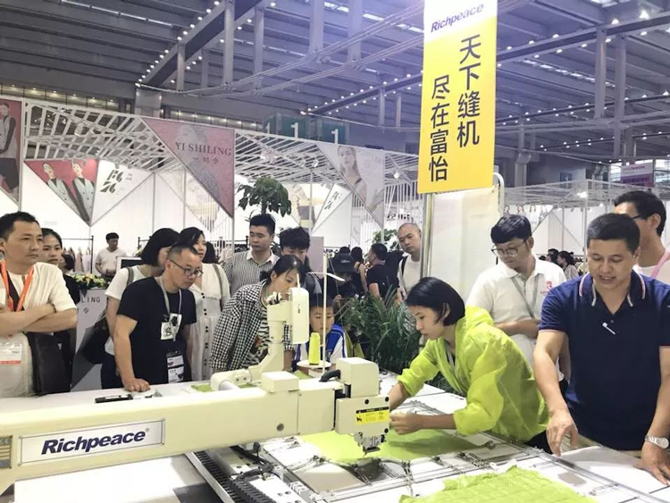 富怡集團(tuán)工作人員細(xì)心解答客戶問題