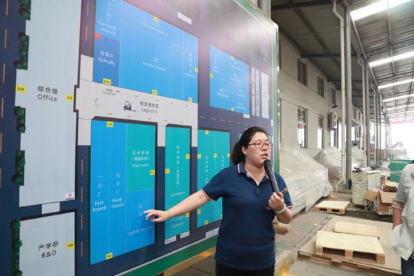 為天津財經大學的各位師生進行講解