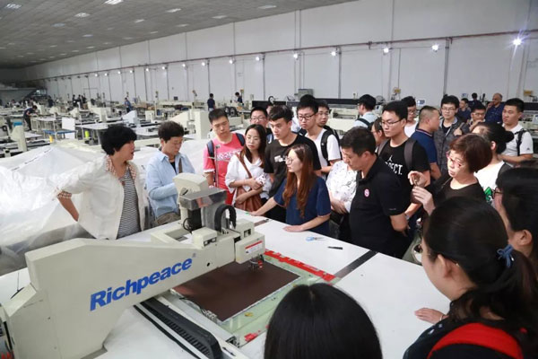 參觀富怡高速絎縫機車間