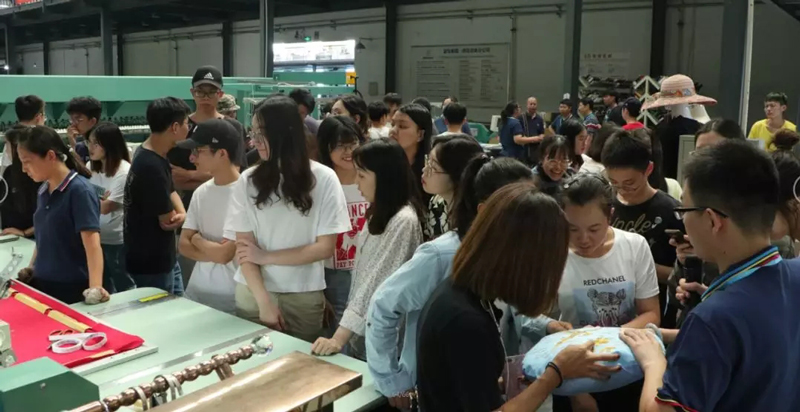 北京服裝學(xué)院的師生圍觀上工富怡機(jī)器 北京服裝學(xué)院的師生圍觀上工富怡機(jī)器3.jpg